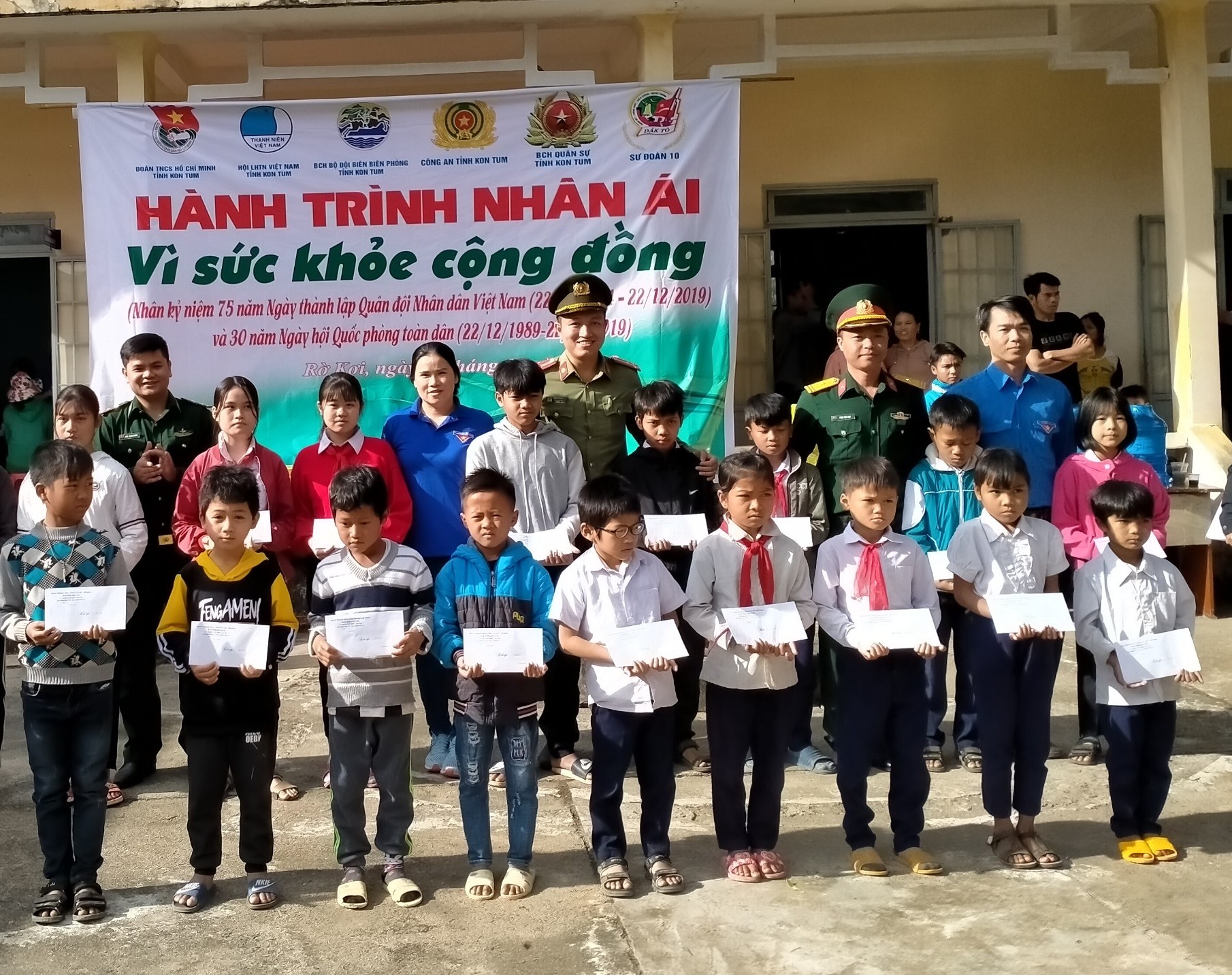 Trao học bổng cho các em học sinh